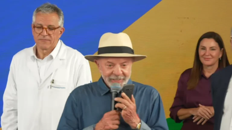 Lula liga para Dino, ministro do STF, durante agenda em Belém