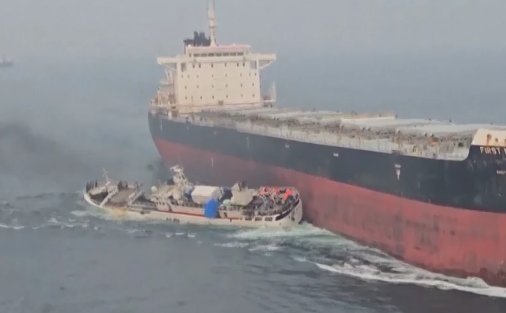 Vídeo: Navio e barco de pesca colidem próximo ao Estreito de Singapura