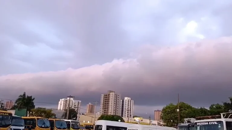 ‘Nuvem rolo’ é registrada sobre cidade de SP; veja vídeo