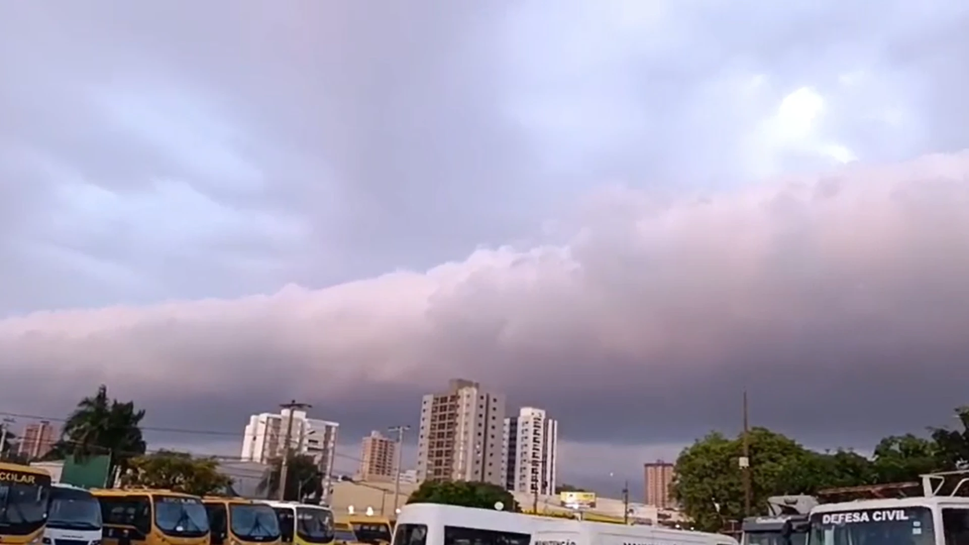 'Nuvem rolo' é registrada sobre cidade de SP; veja vídeo