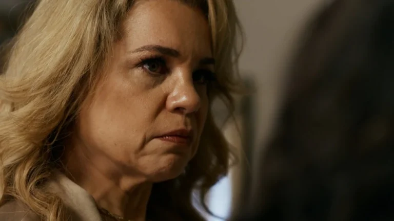 Quem Ama Cuida: Ingrid desdenha de Pilar, chama a mãe de velha e leva tapa na cara