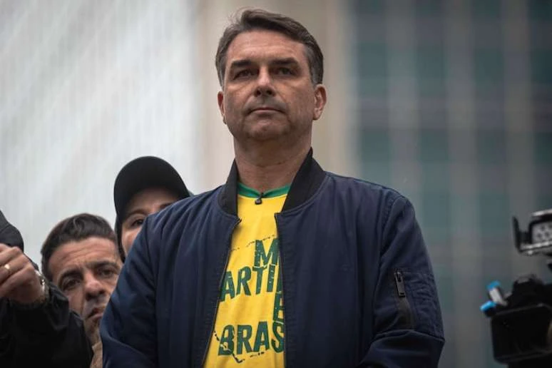 Flávio Bolsonaro cancela ida ao debate da Rede Globo