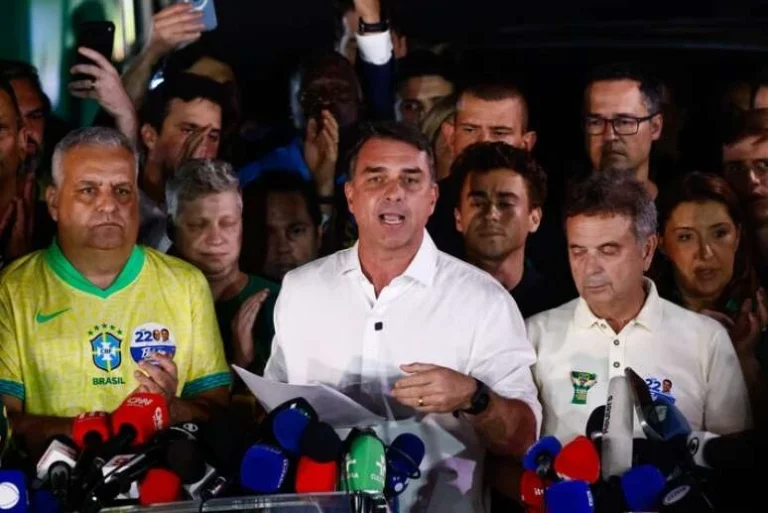 PF investiga se Flávio Bolsonaro teria deixado o Brasil rumo aos EUA, diz jornal