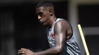 Zagueiro do Vasco, Robert Renan capota BMW no Rio