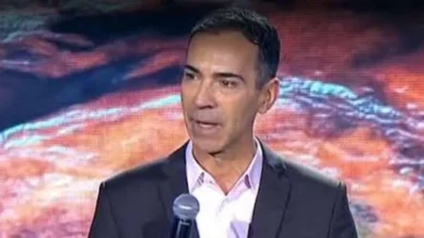 César Tralli aparece em evento da Globo e é esculachado: 'Grande decepção'