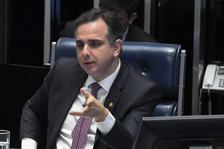Com Pacheco no STF, Lula avalia Gleisi para o TCU