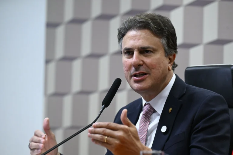 Líder do PT ignora resistência e apresenta emenda para reduzir maioridade