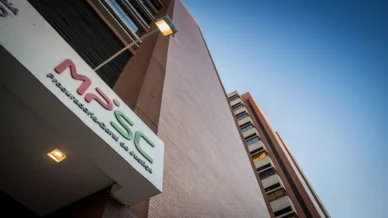 Mãe é condenada a 4 anos de prisão por mandar matar cachorro da filha em SC