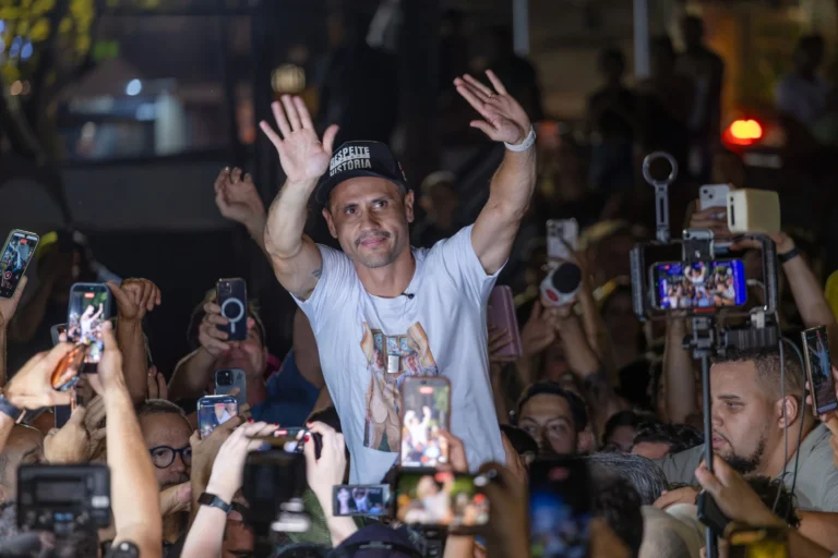 Cleitinho negocia com Flávio apoio à reeleição em 2030