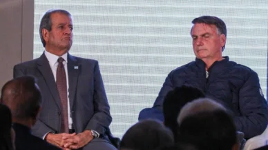 Após fuga de Flávio, Jair Bolsonaro pede visita de presidente do PL