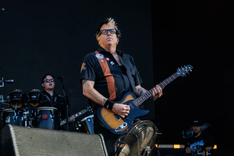Guitarrista do Offspring anuncia afastamento por “problema de saúde súbito”