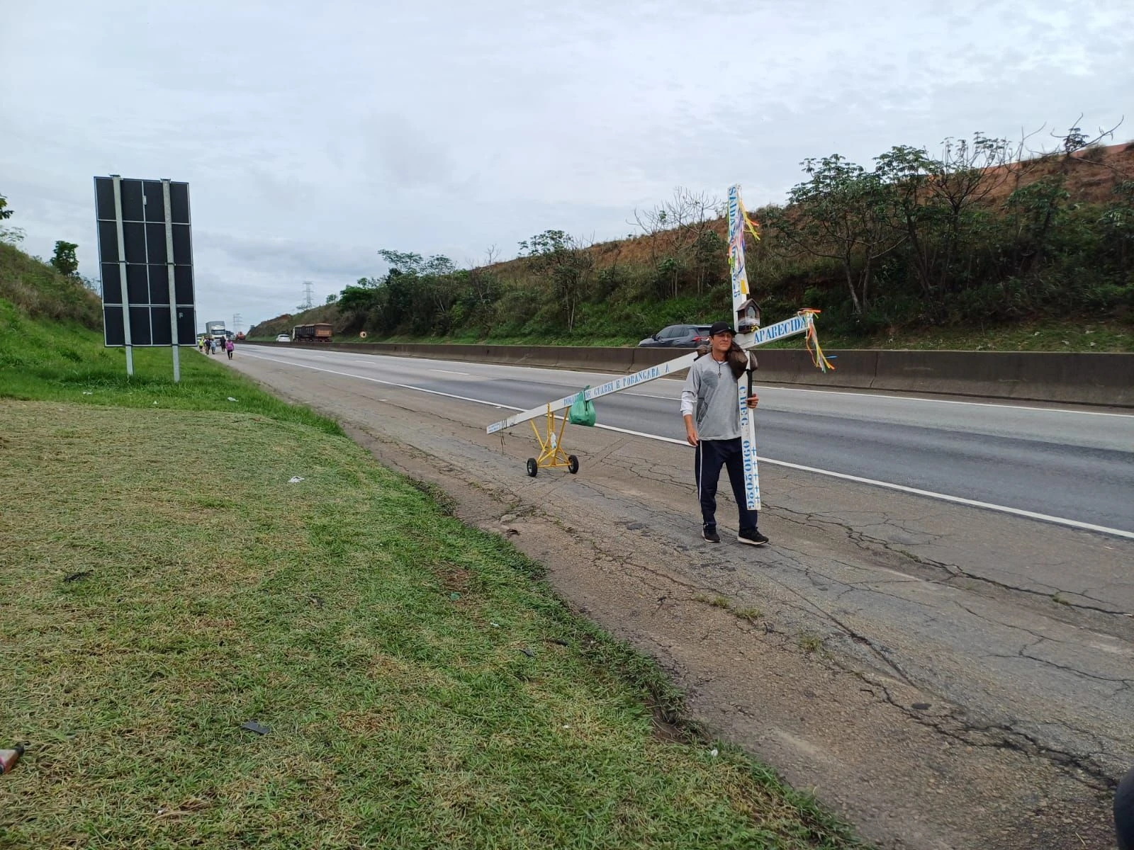 Fila e roupas claras: PRF orienta romeiros que vão a Aparecida pela Dutra