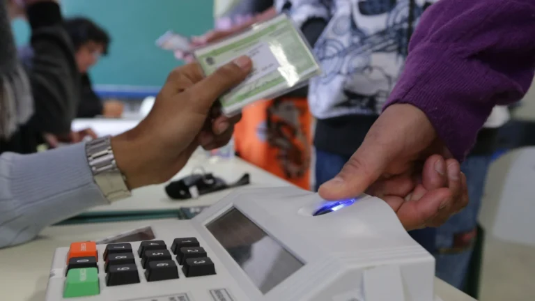 Urnas são abertas no exterior para o segundo turno das eleições