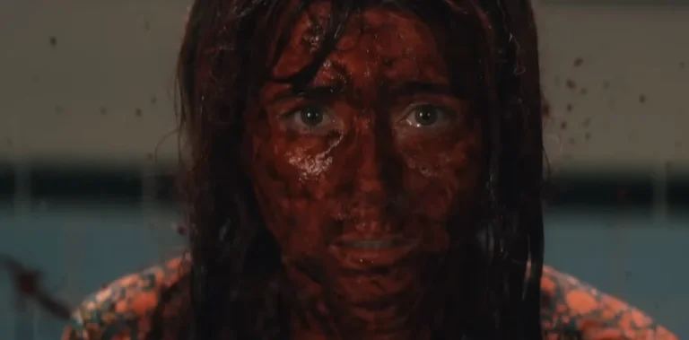 “Crystal Lake” tem 1º episódio sangrento com Linda Cardellini implacável