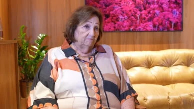 Dona Déa Lúcia participa de propaganda do PT e relembra morte de Paulo Gustavo na pandemia