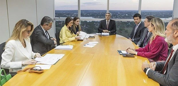 TSE ouve Meta e campanhas sobre igualdade em tratamento de Flávio e Lula