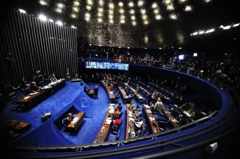 Senado faz hoje primeira sessão de debate sobre a PEC do fim da escala 6×1