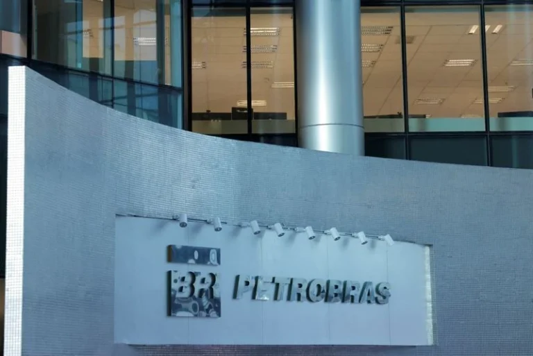 Abicom: reeleição de Lula fará Petrobras reajustar gradualmente os preços